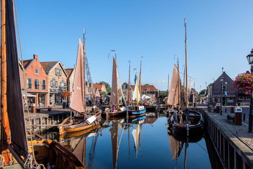 Eine Gruppe von Booten liegt in einem Hafen vor Anker. in der Unterkunft Cosy Cottage 