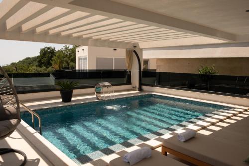 une piscine sur le toit d'un bâtiment dans l'établissement THE VIEW Premium Villas, à Bar