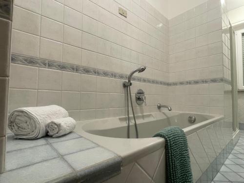 uma casa de banho branca com uma banheira e uma toalha em Ranco Lake Sunshine Apartment em Ranco