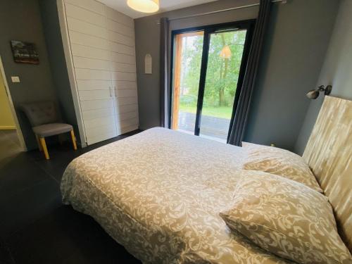 ビスカロッスにある150 IMPASSE DE BIGORREのベッドルーム(ベッド1台、窓付)