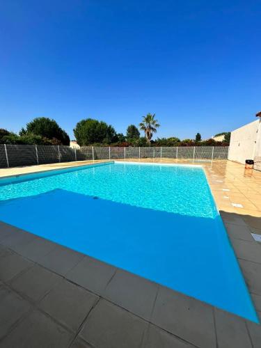 une grande piscine avec de l'eau bleue dans l'établissement Chez Mathieu, à Gallargues-le-Montueux