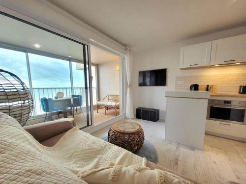 une cuisine et un salon avec vue sur l'océan dans l'établissement Magnifique Studio 2 personnes - VUE MER 