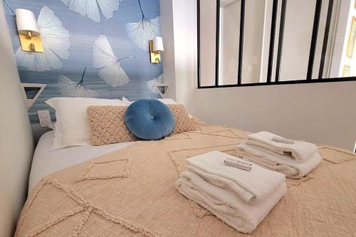 a bedroom with a bed with towels on it at Magnifique Studio 2 personnes - VUE MER "La Perle de Jade" in Saint-Michel-Chef-Chef