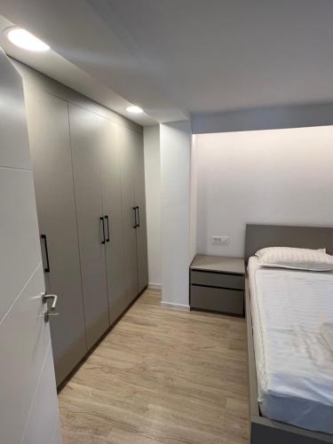 Habitación pequeña con cama y armario en The Nice Apartment, en Domžale