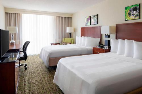 Кровать или кровати в номере Charleston Marriott Town Center