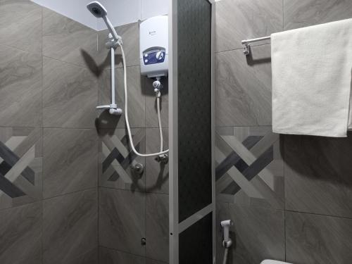 W łazience znajduje się prysznic. w obiekcie Didas Villa w mieście Arusza