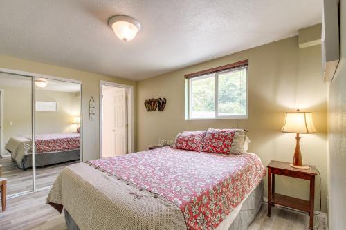 een slaapkamer met een groot bed en een raam bij Winchester Bay Vacation Rental Near Dunes and ATV! in Reedsport