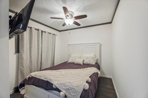 Кровать или кровати в номере Cozy Snowshoe Condo Rental Walk to Chair Lift!