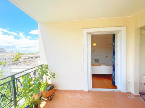 Μπαλκόνι ή βεράντα στο Cozy fairytal garden apartment, Family Friendly, Free parking, 15 Min to Airport