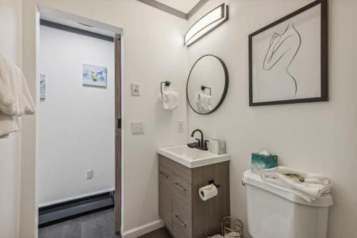 Ванная комната в Cozy Snowshoe Condo Rental Walk to Chair Lift!
