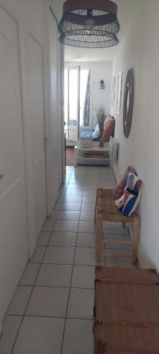 uma sala de estar com um sofá e uma mesa em Port-Vendres, Appartement climatisé Vue Mer ! Le port à 3 minutes ! em Port-Vendres