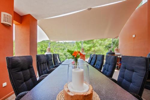 a table with a vase of flowers on top of it at Finca Sa Fuente in Felanitx