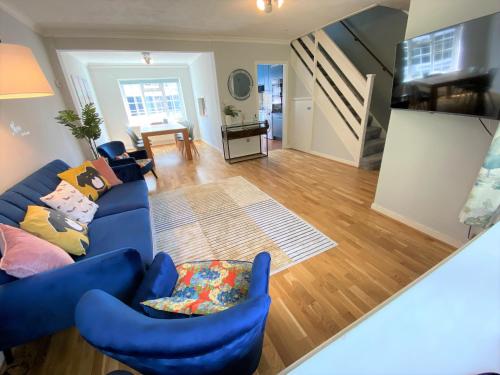 vista su un soggiorno con divano e sedie blu di Redhill Town Centre 3 bed House near Gatwick Airport, easy commute to London a Redhill