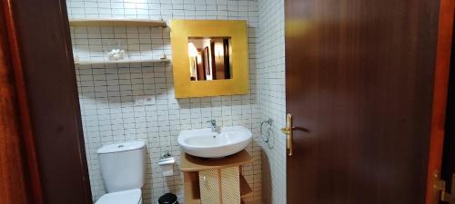 ein Bad mit einem Waschbecken und einem WC in der Unterkunft Barosa rooms in Barro