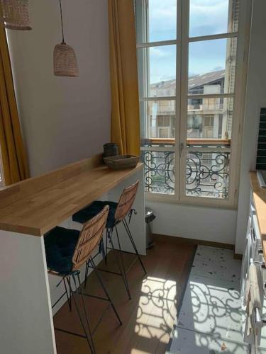 une cuisine avec un comptoir avec deux chaises et une fenêtre dans l'établissement Le Quai du Mucem, à Marseille