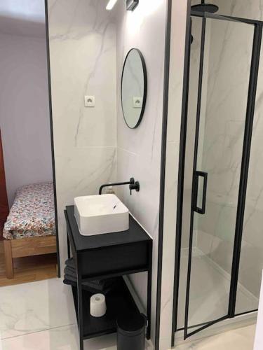 une salle de bain avec un lavabo et un miroir dans l'établissement Le Quai du Mucem, à Marseille