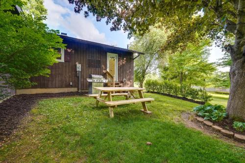 Um jardim em Howard Vacation Rental with Grill, Fire Pit and Yard!