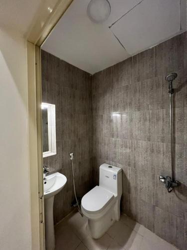 a bathroom with a toilet and a sink at الدمام حي مدينة العمال الشارع العاشر in Dammam