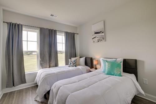 a bedroom with two beds and a window at North Myrtle Beach Townhome with Pool and Golf Access in Myrtle Beach