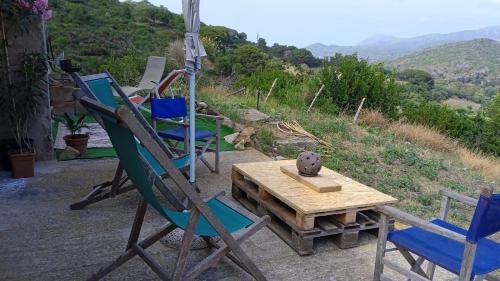 eine Gruppe Stühle und einen Tisch mit Aussicht in der Unterkunft Buen Retiro in Portoferraio