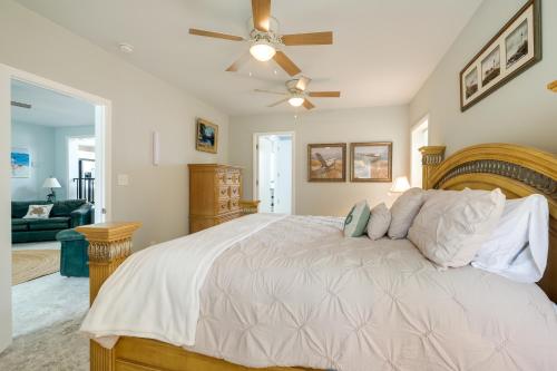 - une chambre avec un lit et un ventilateur de plafond dans l'établissement Vacation Rental House Situated on Chesapeake Bay, à Ridge