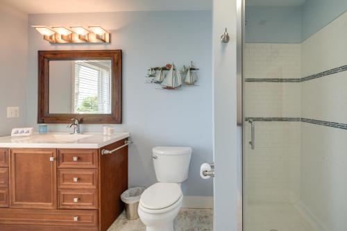 La salle de bains est pourvue de toilettes, d'un lavabo et d'une douche. dans l'établissement Vacation Rental House Situated on Chesapeake Bay, à Ridge