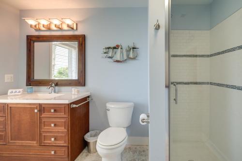 une salle de bain avec toilettes, lavabo et douche dans l'établissement Vacation Rental House Situated on Chesapeake Bay, à Ridge