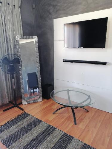 Televisyen dan/atau pusat hiburan di The Private and Cosy Guest House 1
