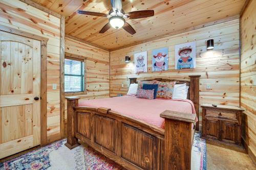 een slaapkamer met een bed in een blokhut bij Broken Bow Cabin with Private Hot Tub and Fire Pit! in Broken Bow