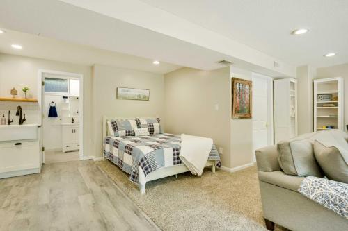 Ένα ή περισσότερα κρεβάτια σε δωμάτιο στο Missouri Studio Getaway Close to Parks and Hiking