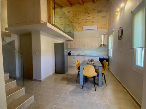 cocina y comedor con mesa y sillas en Casa di Fragkiskos. Ένα σπίτι μέσα στη φύση., en Kondomárion