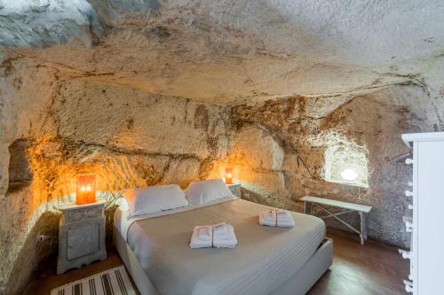 1 dormitorio con 1 cama en una cueva en La Lamia 1864 by Rentbeat, en Ostuni