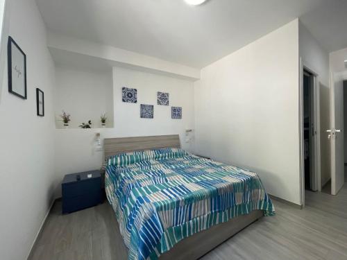 um quarto com uma cama num quarto branco em Villa Leone em Sperlonga