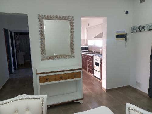 A kitchen or kitchenette at Fader Suites - Departamento de categoría a 20 minutos de Ezeiza Airport