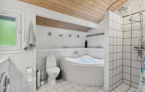 La salle de bains est pourvue d'une baignoire, de toilettes et d'un lavabo. dans l'établissement 3 Bedroom Nice Home In Jerup, à Jerup