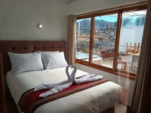 Un dormitorio con una cama con una serpiente. en Paqarina San Blas, en Cusco