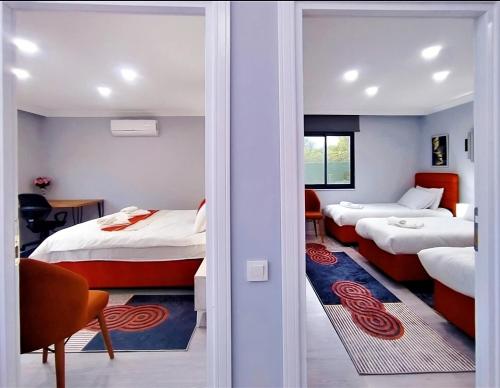 Un pat sau paturi într-o cameră la Villa Orange House Private Garden Terrace Hot tub Mountain views Konyaalti Antalya