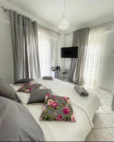 Ένα ή περισσότερα κρεβάτια σε δωμάτιο στο ALEKA KOTSI ROOMS