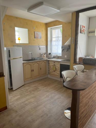 齊塞恩·都蘭的住宿－Ma petite maison de ville，一间厨房,里面配有桌椅