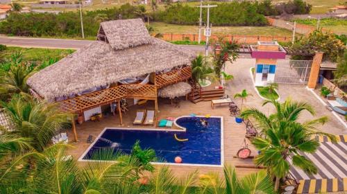 widok z powietrza na ośrodek z basenem w obiekcie Leão Beach Pousada w mieście Luis Correia