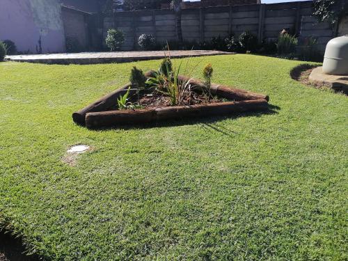 Taman di luar The Private and Cosy Guest House 1