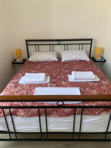 una camera da letto con un letto grande con due cuscini di Rajski Horizonti - Rooms Ram I a Ram