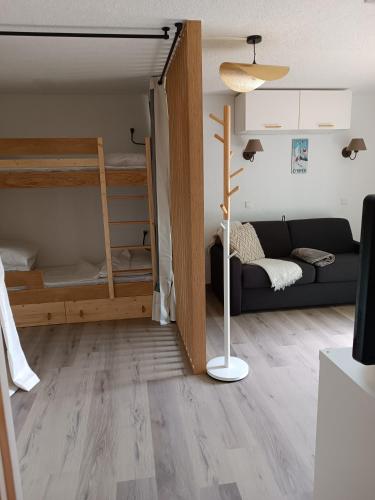 - un salon avec un canapé et des lits superposés dans l'établissement Studio Cabine RDC Pied des Pistes, à Bolquère-Pyrénées 2000