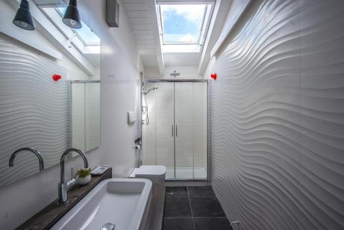 a bathroom with a tub and a shower and a sink at Casa Tommasini in Capaccio-Paestum