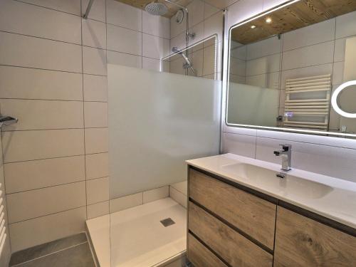 een badkamer met een wastafel en een spiegel bij Appartement Méribel, 2 pièces, 5 personnes - FR-1-182-66 in Méribel