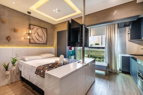 1 dormitorio con cama y ventana grande en VU3 - Estilo e Conforto: Studio de Luxo Próx. ao Allianz Parque, en São Paulo