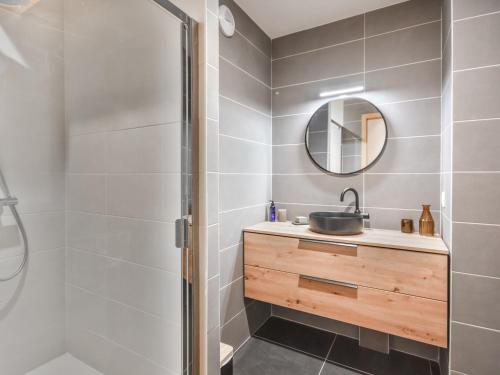 une salle de bain avec une douche, un lavabo et un miroir dans l'établissement Appartement T3 Neuf aux Gets - Près des Pistes, 2 Parkings + Box, Linge Inclus - FR-1-685-71, aux Gets