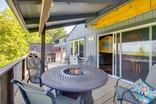 Balkón nebo terasa v ubytování Hot Tub, Grill and Views Waldport Getaway!