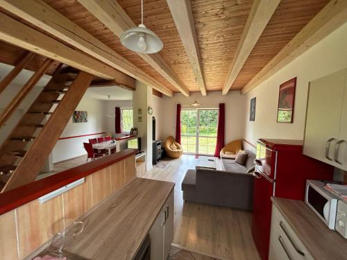 eine Küche und ein Wohnzimmer mit Holzdecken in der Unterkunft Chalupa Měňany - Karlštejn in Beroun