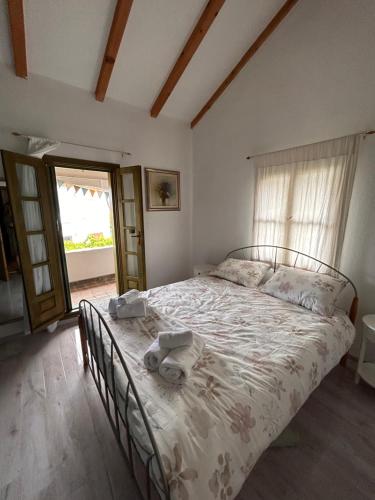 een slaapkamer met een bed en een raam bij Gaya apartments in Šibenik